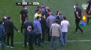 Messi e Neymar discutono con arbitro