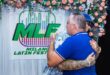 Anuel in un abbraccio con direttore del Milano Latin festival