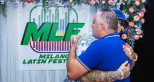 Anuel in un abbraccio con direttore del Milano Latin festival
