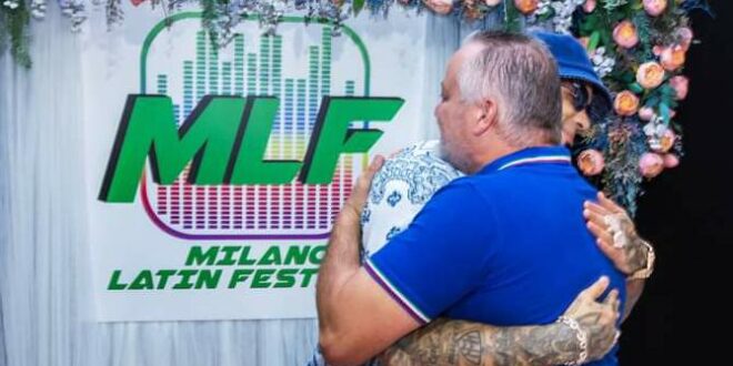 Anuel in un abbraccio con direttore del Milano Latin festival