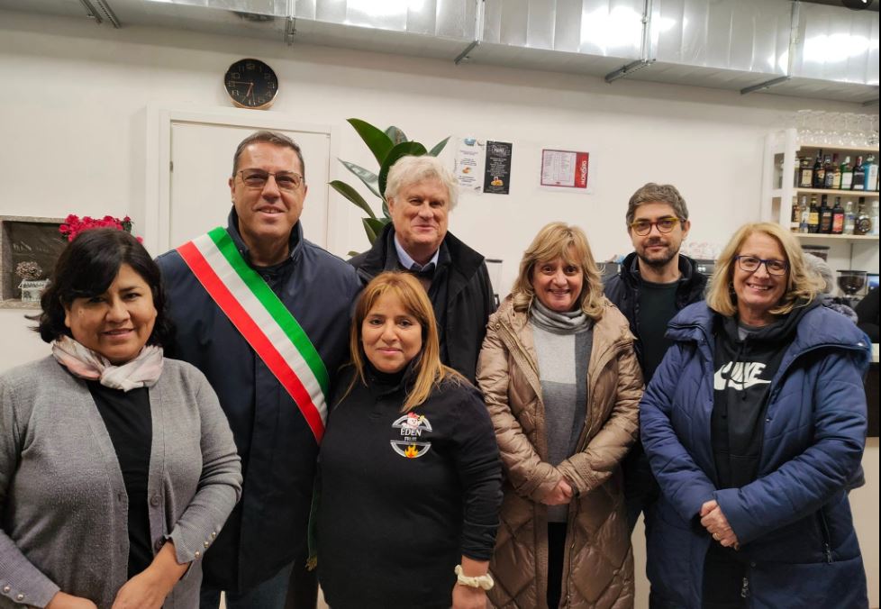Erica Alayo conl sindaco e la giunta