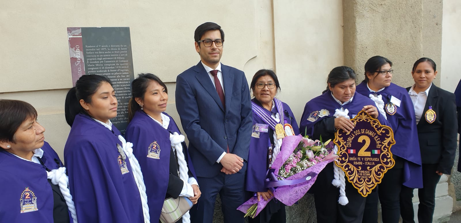 Vice consul di Milan Casas con la congregazione femminile di Rimini