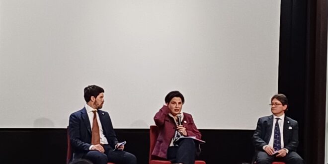 La Ministra Gabriela Sommerfeld, l'Ambasciatore dell'Ecuador in Italia, Esteban Moscoso (a destra), il Console Generale a Milano, Ambasciatore Juan Carlos Castrillón (a sinistra)